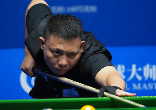 [德甲]拜仁三球完胜十人“霍村”.